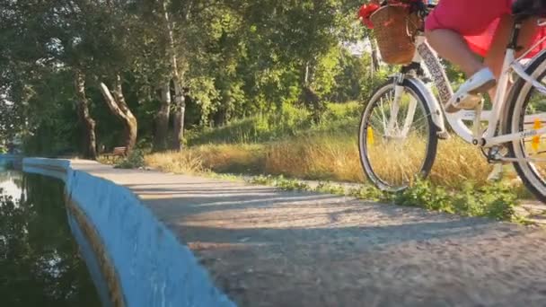 Kobieta jazda na rowerze — Wideo stockowe