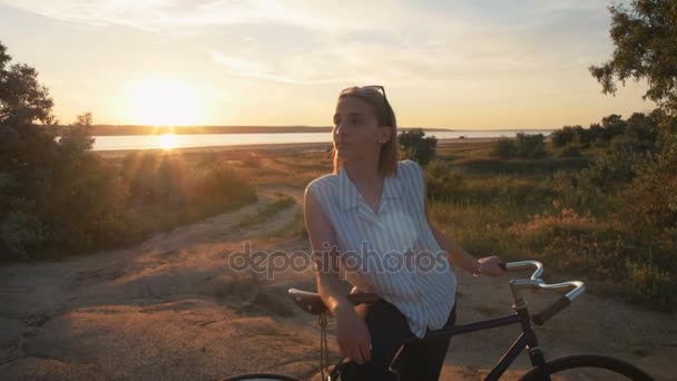 Hipster chica con bicicleta — Vídeo de stock