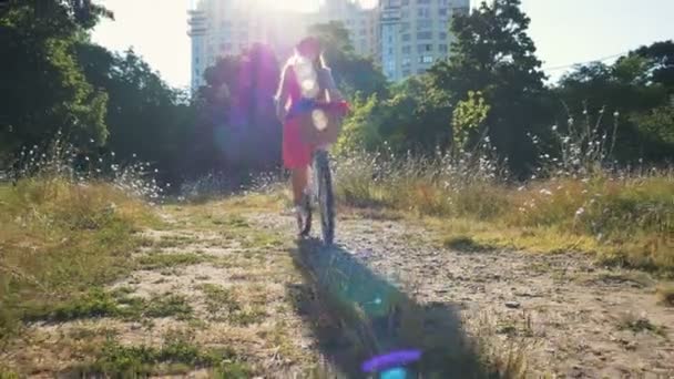Γυναίκα ιππασία ποδήλατο — Αρχείο Βίντεο
