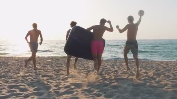 Hombres corriendo y saltando en el mar — Vídeos de Stock