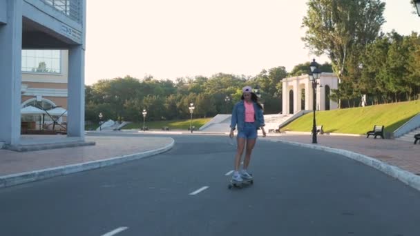 Mode vrouw rijden longboard — Stockvideo