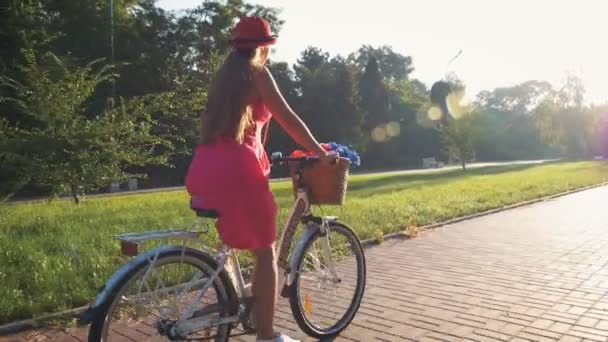 Moda mulher andar de bicicleta — Vídeo de Stock