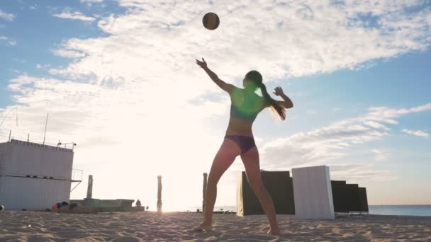 Женщина играет в волейбол — стоковое видео