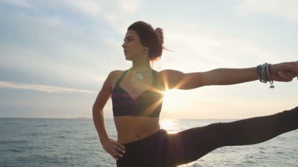 Femme faisant du yoga sur le rock — Video