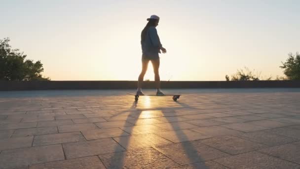 Frau fährt Longboard im Park — Stockvideo