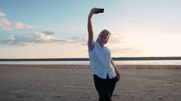 Hipster menina tirar foto — Vídeo de Stock