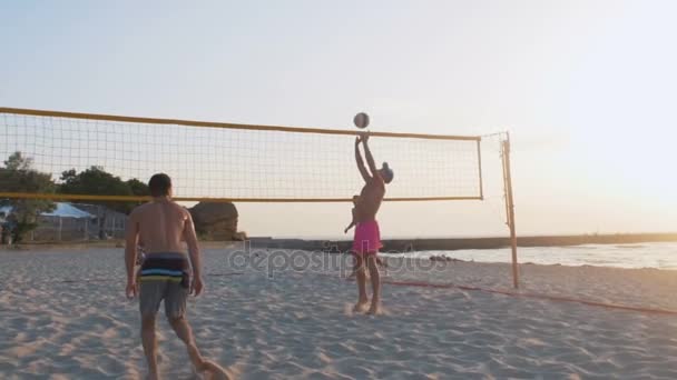 Men play volleyball on beach — Stock Video