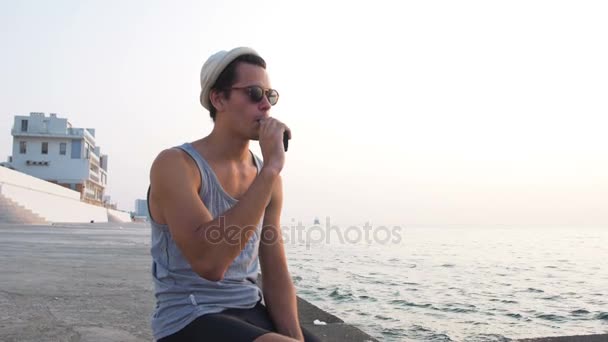 Hipster man smoking vaper — стоковое видео