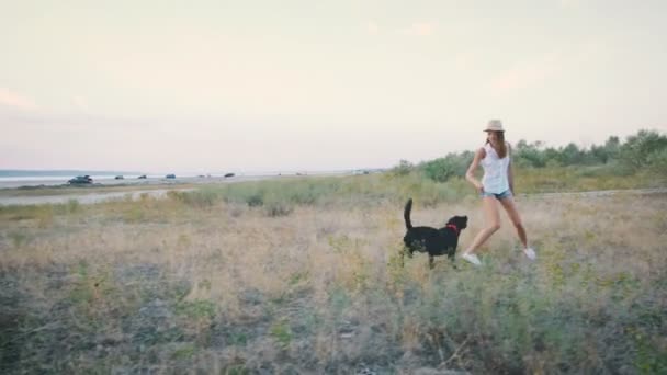 Mujer con perro negro — Vídeo de stock