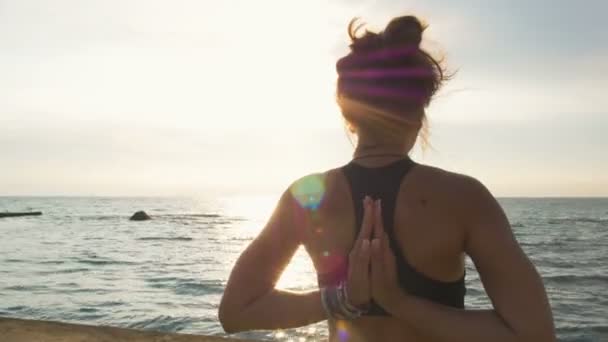 Mujer haciendo Yoga en la costa del mar — Vídeos de Stock