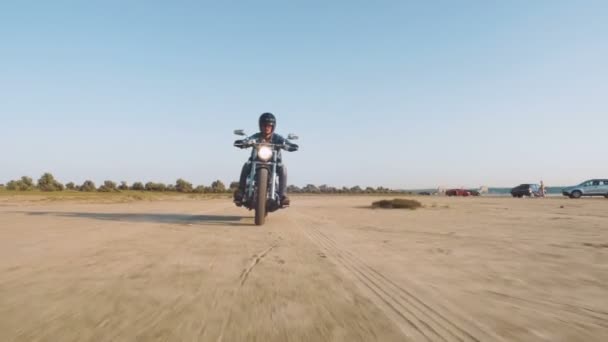 Man riding motorcycle on seacoast — Stock Video