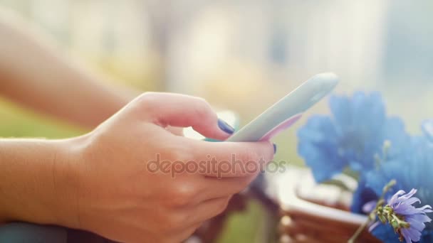 femme avec des fleurs en utilisant mobile  