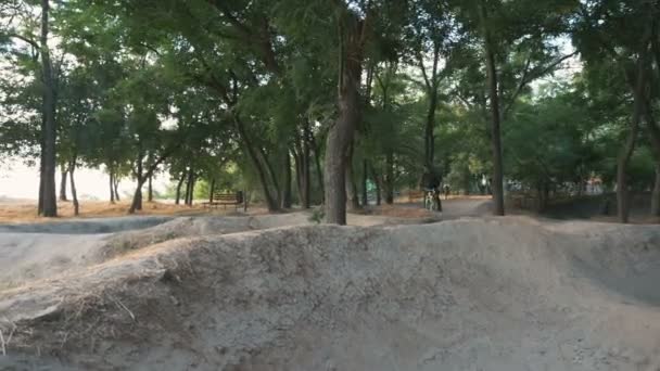 Course de vélo de descente agressive 