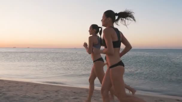 ženy běh při západu slunce