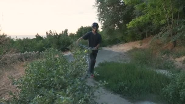 Homme avec vélo de descente — Video