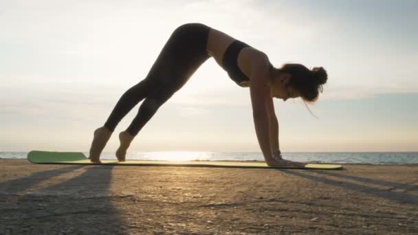 Femme faisant du Yoga sur la côte de la mer — Video