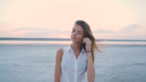 Женщина на берегу моря на закате — стоковое видео