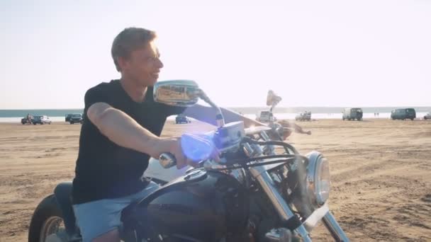 Hipster-Mann mit Motorrad bei Sonnenuntergang — Stockvideo