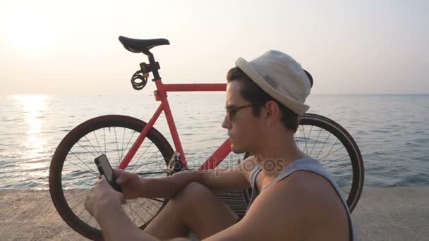 Homem usando móvel na praia — Vídeo de Stock