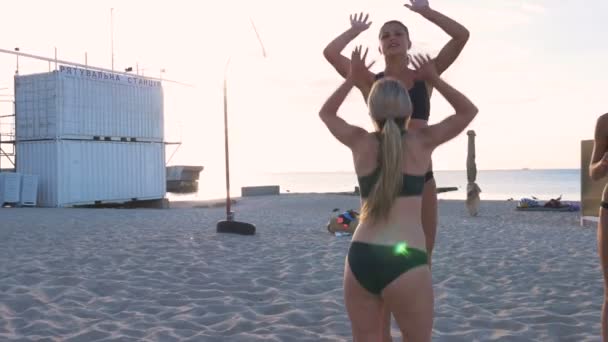Vrouwen op het strand bij zonsondergang — Stockvideo