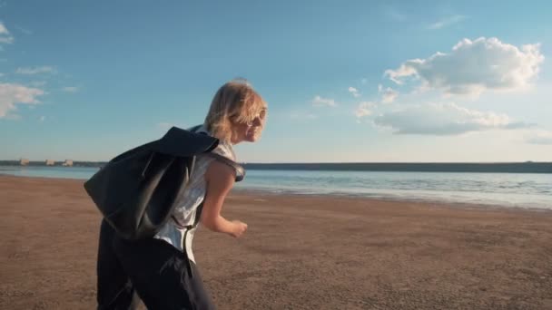 Chica feliz en la costa — Vídeo de stock