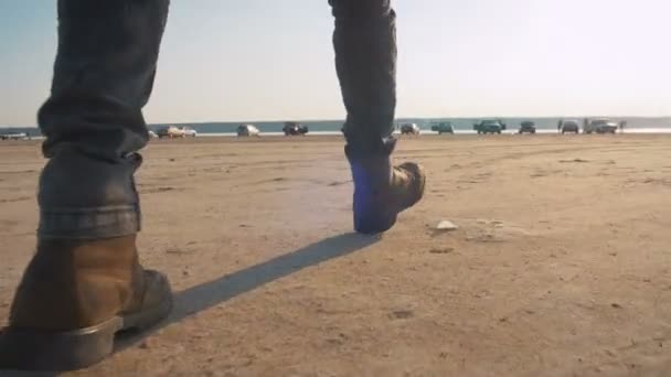 Hipster hombre caminando en la costa — Vídeo de stock