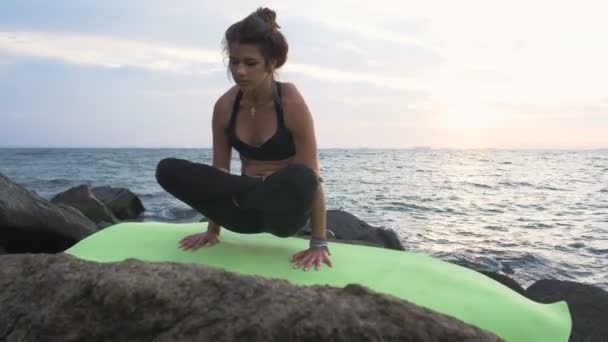 Frau macht Yoga auf Felsen — Stockvideo