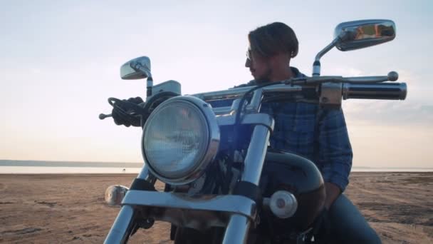 Hipster hombre con motocicleta — Vídeo de stock