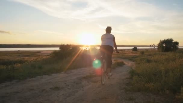 Chica hipster bicicleta de montar — Vídeo de stock