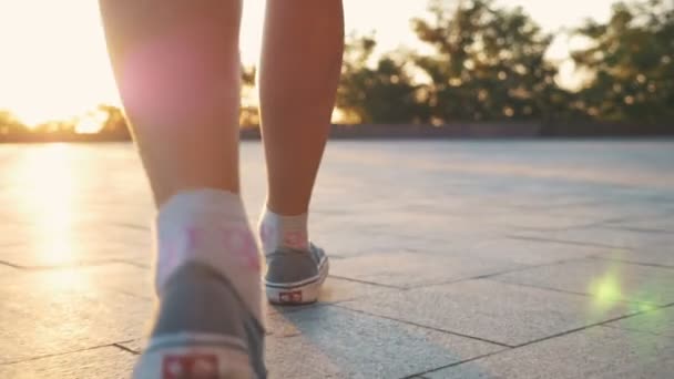 Модна жінка з дошкою в парку — стокове відео
