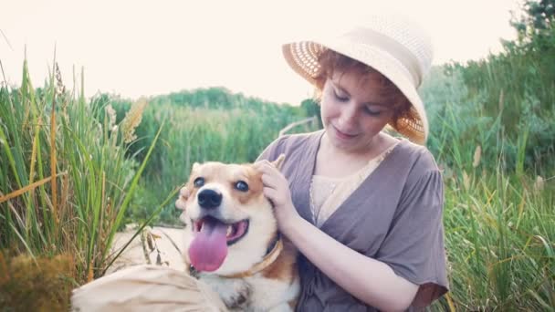 Frau mit Hund in der Natur — Stockvideo