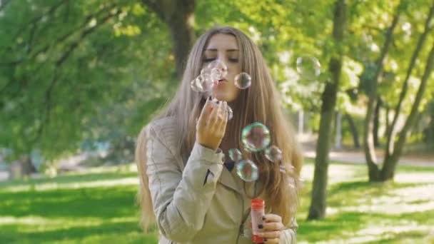 Kobieta zrobić rainbow bubbles — Wideo stockowe