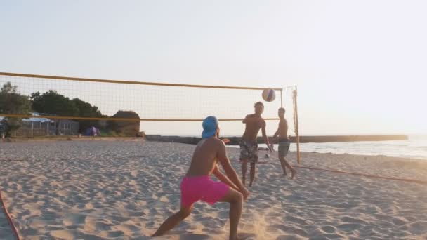 Мужчины играют в пляжный футбол — стоковое видео