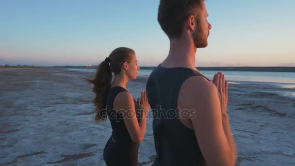 Mooie paar yoga doen — Stockvideo