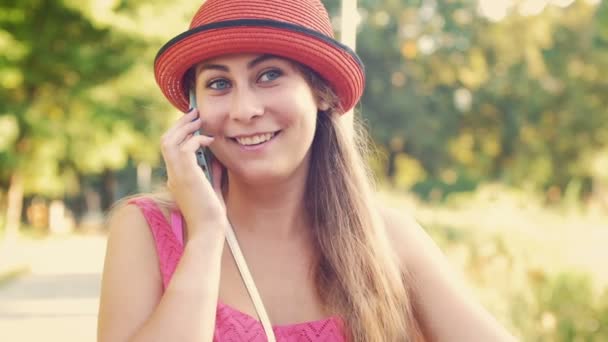 Mujer con sombrero usando móvil — Vídeos de Stock