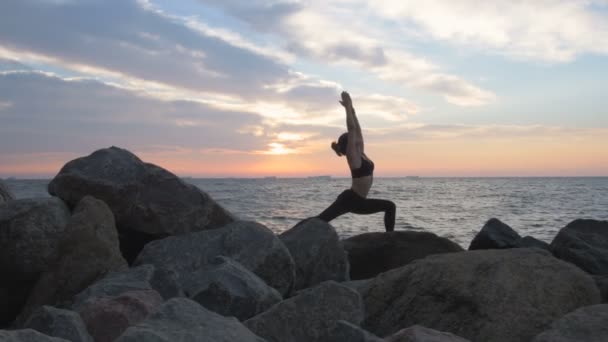 Femme faisant du yoga — Video