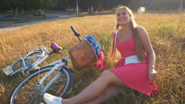 Woman relax near bike — Stock Video