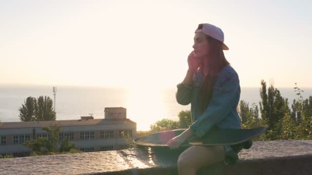 Femme de mode avec longboard au parc — Video