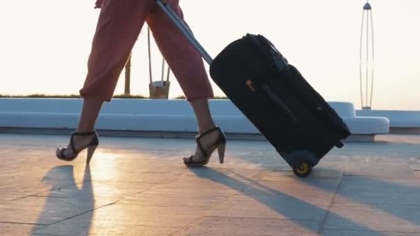 Mujer con maleta al atardecer — Vídeos de Stock