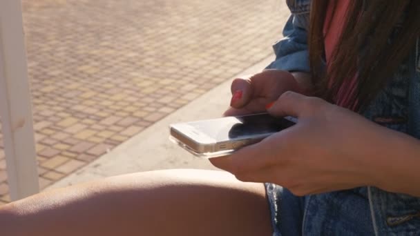 Хіпстерська жінка використовує мобільний — стокове відео