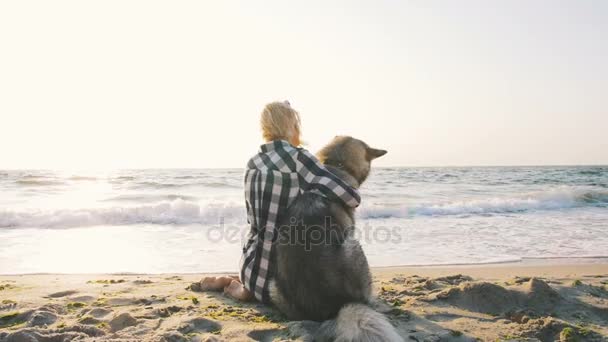 Mujer con husky en la costa — Vídeo de stock
