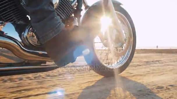 Homem andando de moto no litoral — Vídeo de Stock