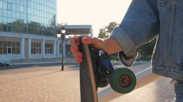 Mode kvinna med longboard på park — Stockvideo