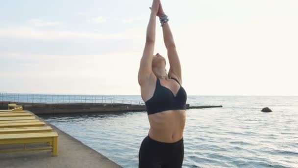 Sportliche Frau beim Yoga — Stockvideo