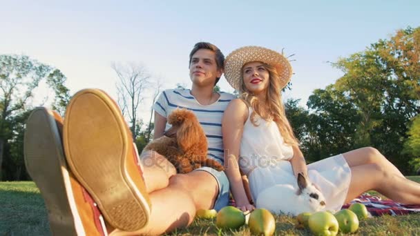 Pareja joven con perro y conejo — Vídeos de Stock