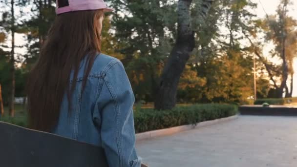 Mode vrouw met longboard in park — Stockvideo