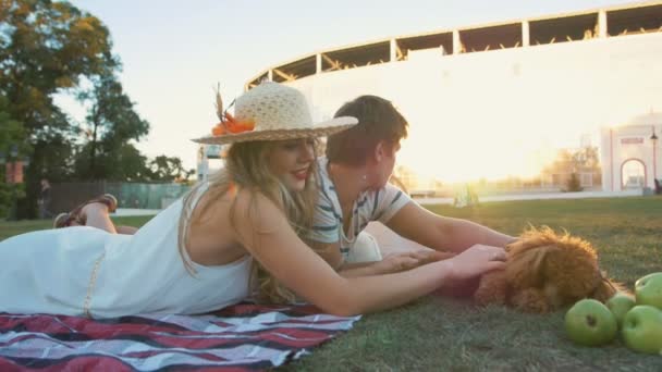 Pareja feliz con perro y conejo — Vídeos de Stock