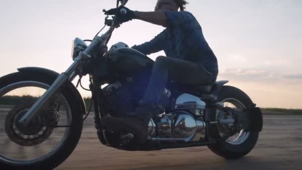 Человек на мотоцикле на берегу моря — стоковое видео