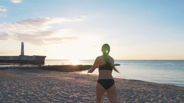 Vrouw spelen met volleybal bal — Stockvideo