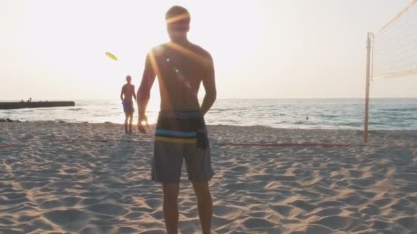男子在沙滩上玩飞盘 — 图库视频影像